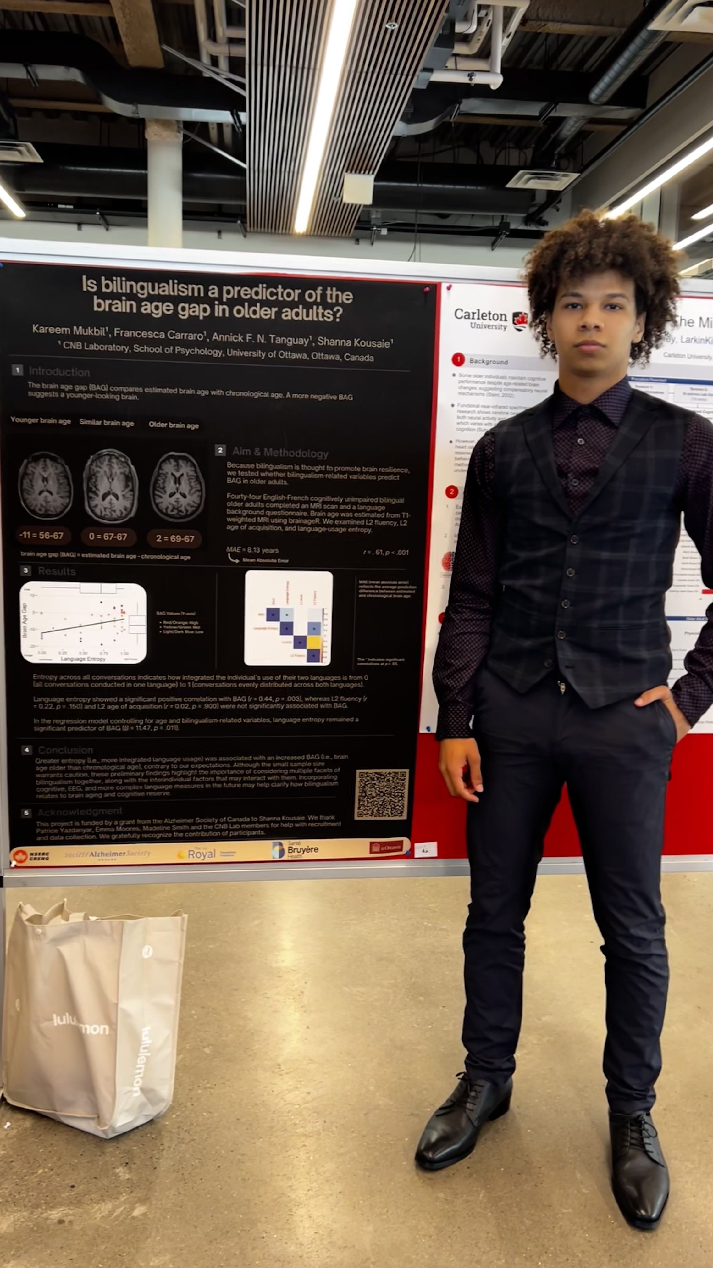 Kareem Mukbil présentant l'affiche sur l'écart d'âge cérébral à la conférence CSBBCS